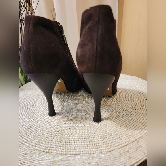 NWT.Luxury clodilde made in italy Leather ankle boots.Size 34. USA 6 - Picture 4 of 9